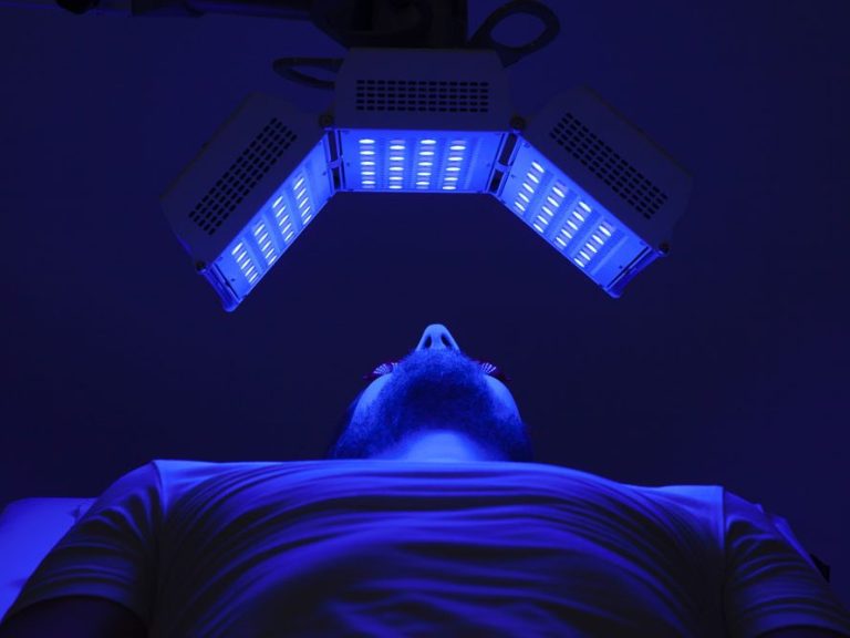 LED en séance seule ou en post acte pour stimuler le collagène, diminuer l'inflammation, l'acné et activer le processus naturel de régénération des cellules de votre peau. Luminothérapie par LED sur Wattrelos, proche de Roubaix, Tourcoing.