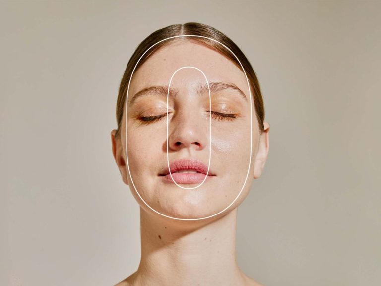 Consultation skincare réalisée par une experte de la peau et une experte en skincare, routine sur mesure. Consultations cosmétologiques pour une bonne routine skincare adaptée à vos besoins.